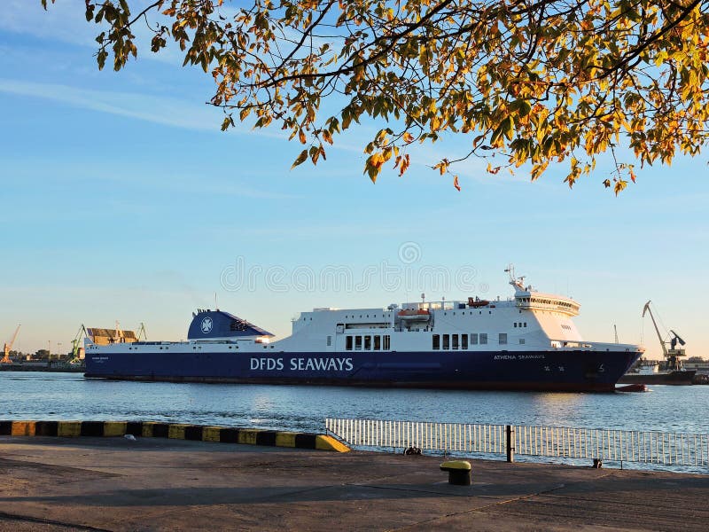 Las VÍAS MARÍTIMAS de DFDS ATHENA envían en el puerto de la ciudad de Klaipeda, Lituania imagenes de archivo Las VÍAS MARÍTIMAS de DFDS ATHENA envían en el puerto de la ciudad de Klaipeda, Lituania imagenes de archivo