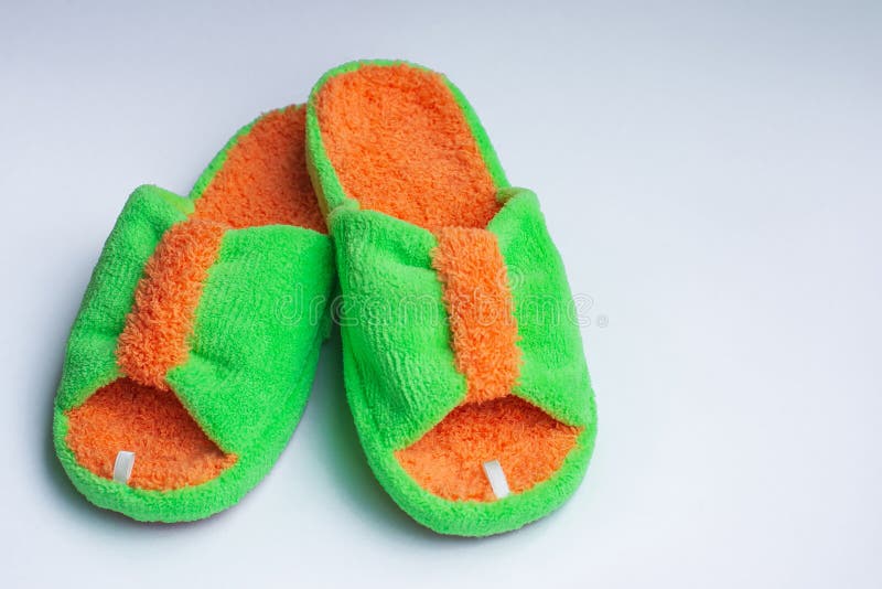 Las Zapatillas Luminosas Aisladas En Un Fondo Blanco Ropa Para Mujeres O Niños En El Hogar El Concepto De Calidez Y Confort Del Imagen de archivo - Imagen de bedtime, zapato: