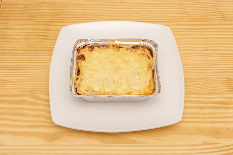 Camello infancia Confrontar Lasaña Boloñesa En Un Recipiente De Metal Fresco Del Horno Sobre Un Pino  Ligero Foto de archivo - Imagen de marinado, italiano: 232267034