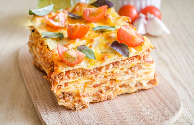 Lasagna με τις ντομάτες κερασιών στοκ εικόνες με δικαίωμα ελεύθερης χρήσης