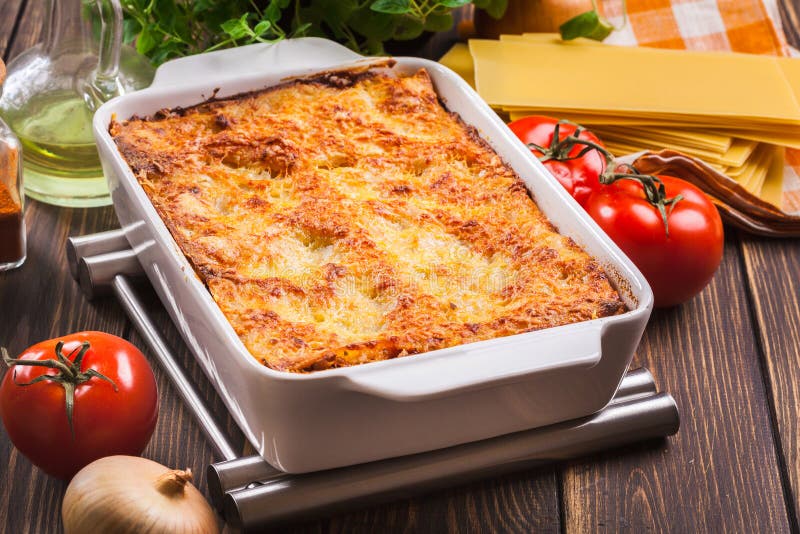 Lasagne al forno saporite calde fotografia stock Lasagne al forno saporite calde fotografia stock