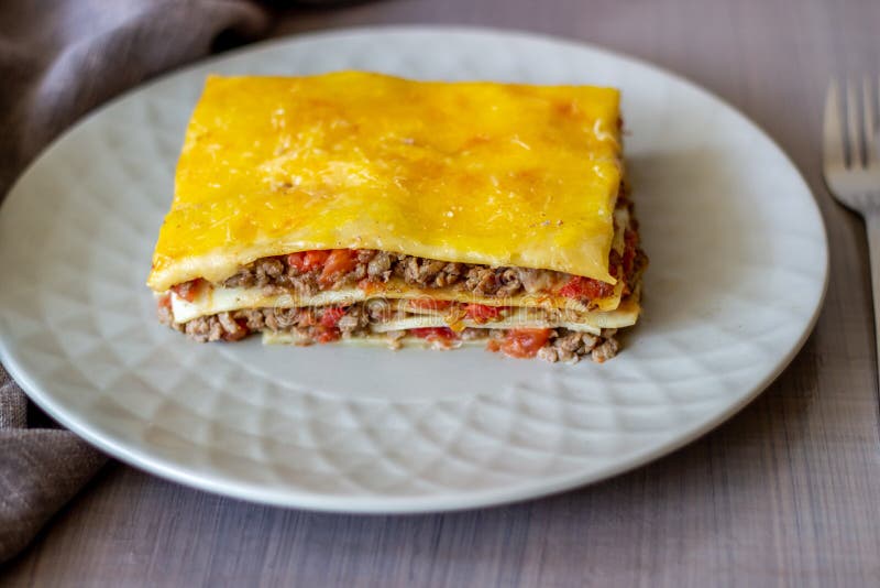 Lasagne auf einem grauen Hintergrund Italienische K?che stockfotografie Lasagne auf einem grauen Hintergrund Italienische K?che stockfotografie