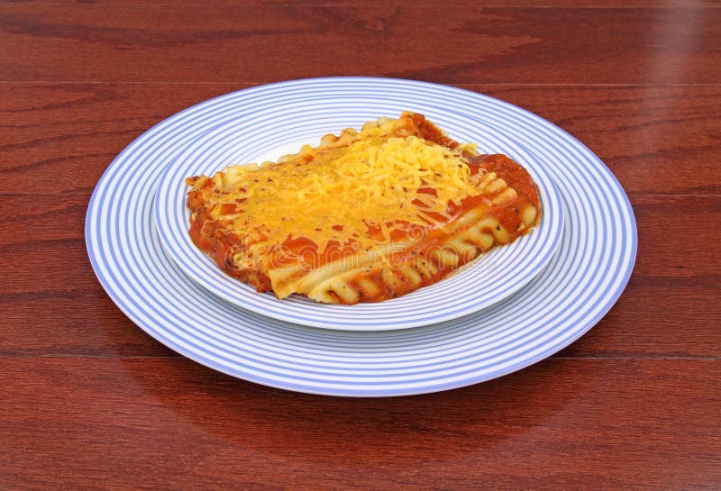 Lasagne Auf Zwei Blauen Platten Stockbild - Bild von käse, parmesankäse ...