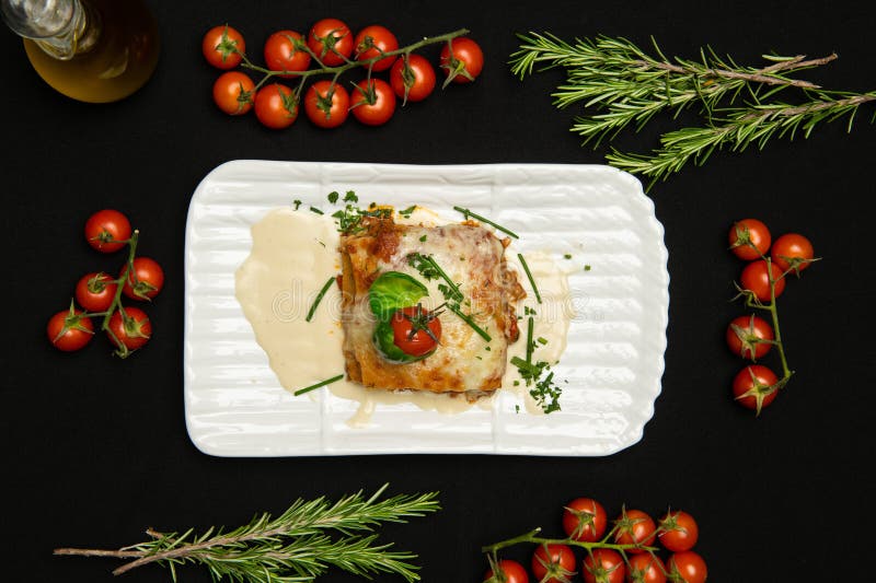 classique italien plat isolé lasagne sur blanc Contexte pour