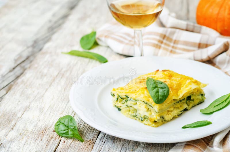 Lasagne d'épinards de ricotta de potiron photographie stock libre de droits Lasagne d'épinards de ricotta de potiron photographie stock libre de droits