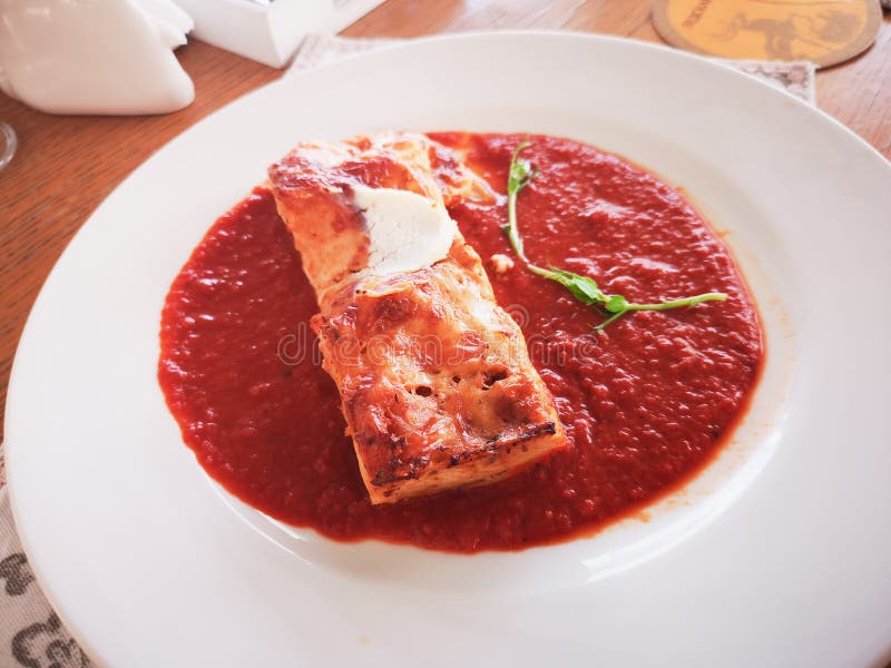 Lasagne in der Tomatensauce Geschmackvolle köstliche italienische Tellerlasagne mit Tomatensauce- und Frischkäse mit grünem salat lizenzfreie stockfotos Lasagne in der Tomatensauce Geschmackvolle köstliche italienische Tellerlasagne mit Tomatensauce- und Frischkäse mit grünem salat lizenzfreie stockfotos