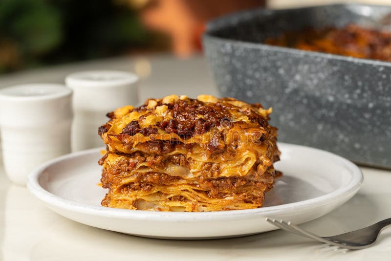 Lasanha de carne caseira num prato branco imagem de stock