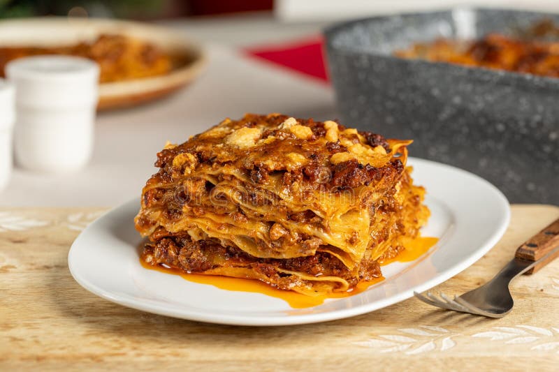Lasanha de carne caseira num prato branco imagem de stock royalty free
