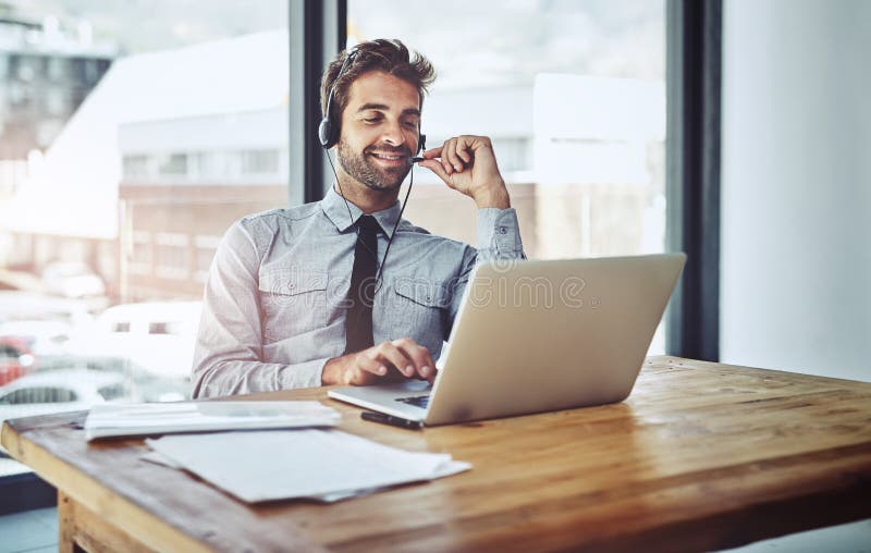 Lascia che ti porti attraverso il problema stepbystepa agente del call center che lavora su un portatile in un ufficio.
