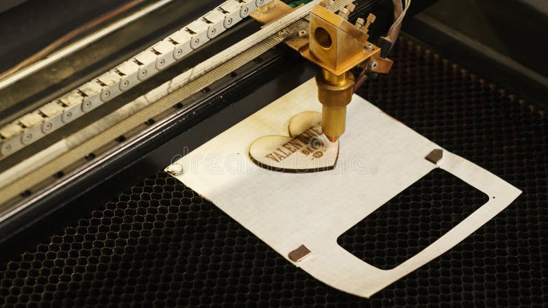 Laser-Ausschnittstrahl über Sperrholzblatt Handwerk lizenzfreie stockbilder