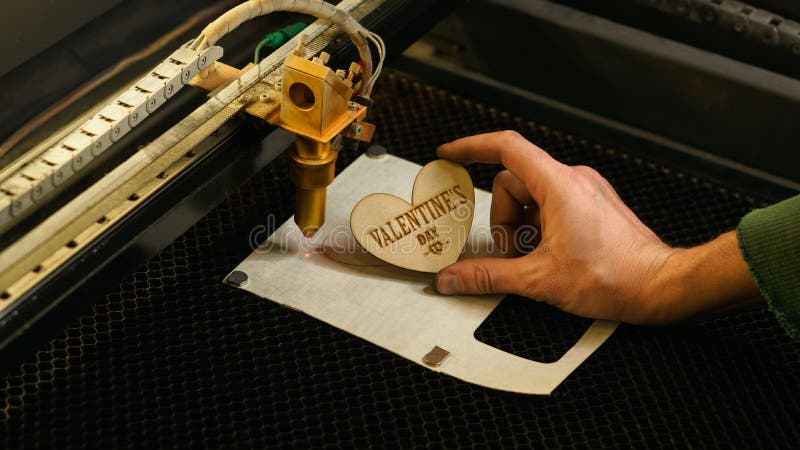 Laser-Ausschnittstrahl über Sperrholzblatt lizenzfreies stockfoto