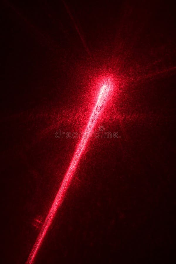 Vplyv červený laserový lúč cez čierne pozadie.