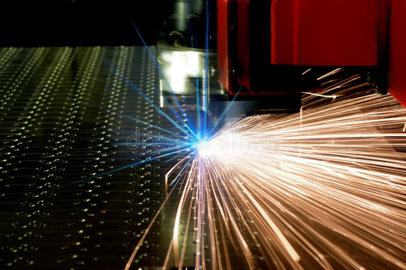 Laserové řezání kovových plechu s jiskry technické foto.