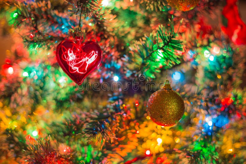 Laser-Herzlicht auf einem Weihnachtsbaum lizenzfreies stockfoto