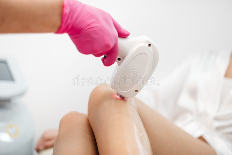 Laserepilation in schoonheidssalon Close-upmening van de vrouwelijke benen De vrouw ontvangt de verwijdering van het laserhaar Nr stock foto Laserepilation in schoonheidssalon Close-upmening van de vrouwelijke benen De vrouw ontvangt de verwijdering van het laserhaar Nr stock foto