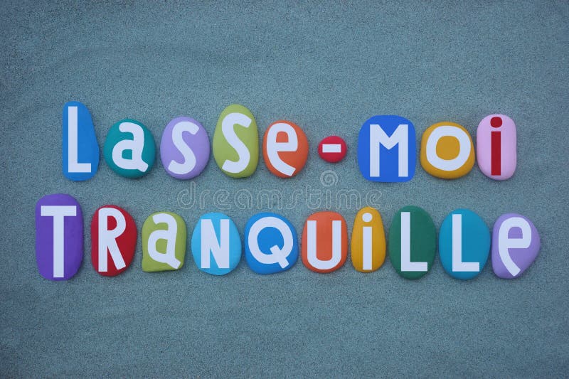 Lassemoi tranquille phrase française signifiant laissez-moi tranquille lettres de pierre multicolore sur le sable vert illustration libre de droits
