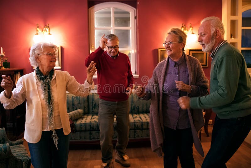 Lassen Sie ` s Tanz, Gruppe ältere Leute, die Spaß tanzen und haben lizenzfreies stockfoto Lassen Sie ` s Tanz, Gruppe ältere Leute, die Spaß tanzen und haben lizenzfreies stockfoto
