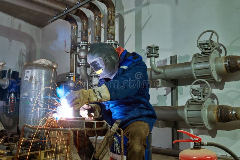 Lassersarbeider aan het industri?le booglassenwerk royalty-vrije stock foto's Lassersarbeider aan het industri?le booglassenwerk royalty-vrije stock foto's