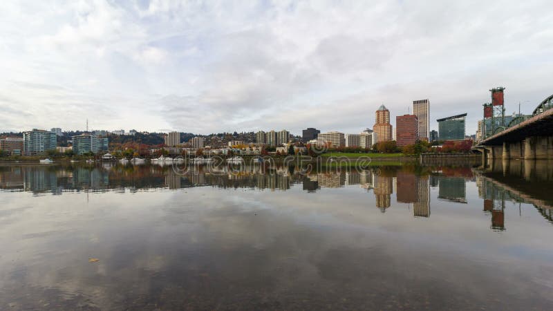 Lasso di tempo delle nuvole con la riflessione dell'acqua sopra l'orizzonte della città di Portland O di 4k