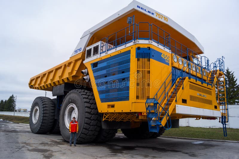 Lastbil BelAZ med mannen för skala royaltyfria foton Lastbil BelAZ med mannen för skala royaltyfria foton