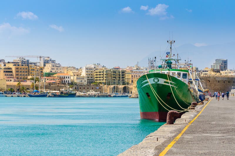 Lastfartyg på Heraklion port royaltyfria bilder Lastfartyg på Heraklion port royaltyfria bilder