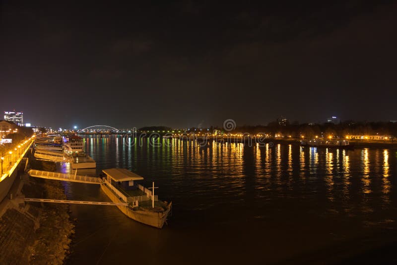 Lastkahn und Nacht beleuchtet auf dem Dunai-Fluss lizenzfreie stockfotografie Lastkahn und Nacht beleuchtet auf dem Dunai-Fluss lizenzfreie stockfotografie