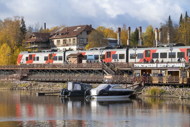 Lastochka, il treno elettrico è arrivato alla stazione sortavalacenter fotografia stock libera da diritti