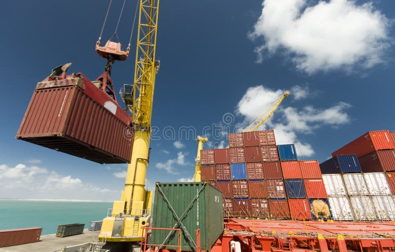 Lastoperation i port, Brasilien, Sydamerika royaltyfria foton Lastoperation i port, Brasilien, Sydamerika royaltyfria foton