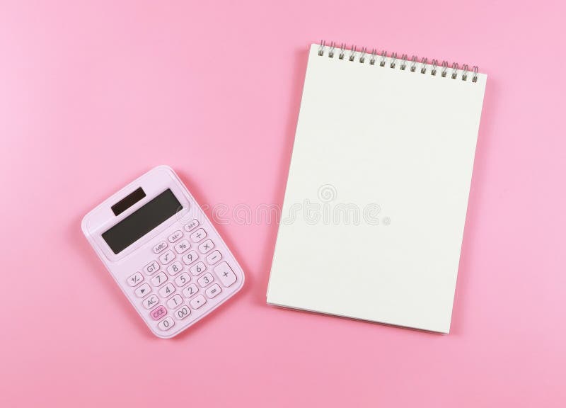 Lastra piatta di calcolatrice rosa con pagina vuota apre il blocco appunti sullo sfondo rosa. concetto aziendale e di istruzione fotografia stock libera da diritti