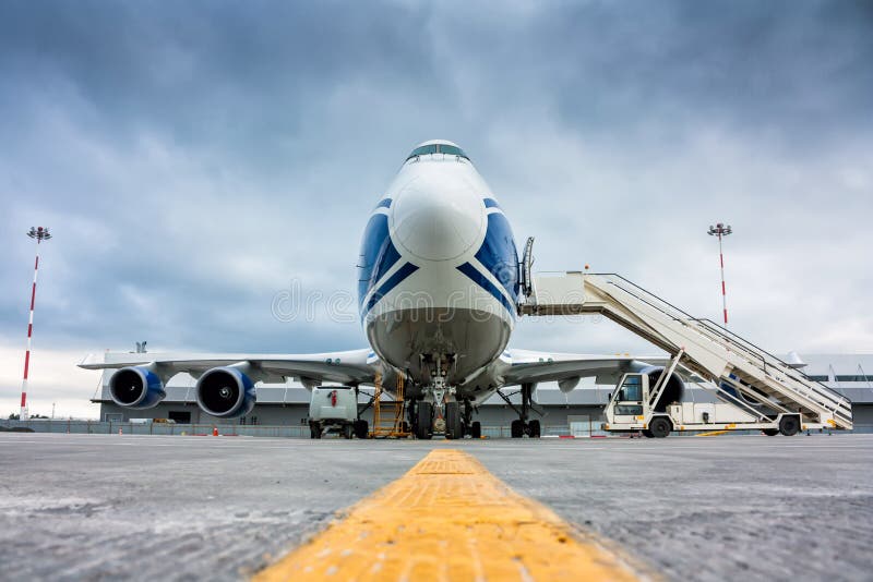 Lastsned boll-kropp nivå och flygplanpassagerareladdare arkivbild Lastsned boll-kropp nivå och flygplanpassagerareladdare arkivbild