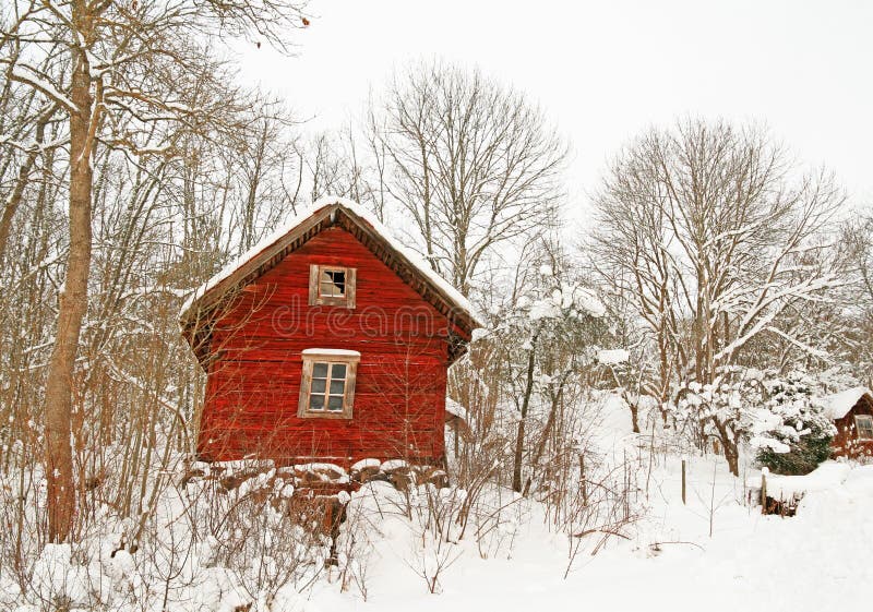 Lasu drewniany domowy stary czerwony śnieżny bardzo