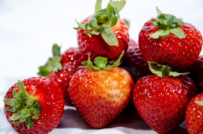 Lat da morango doce super; s com partes superiores verdes imagem de stock