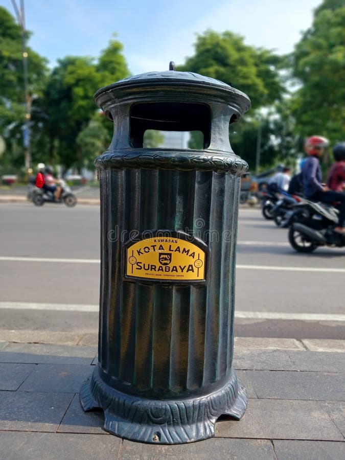 Colores De Madera Lata De Basura De Cocina Sucia Con Tapa Abierta