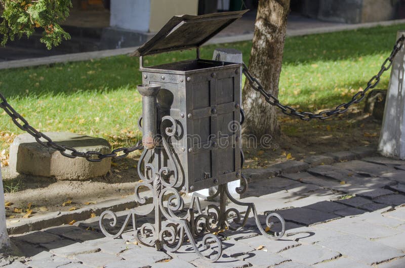 Lixeira com padrões forjados imagens de stock