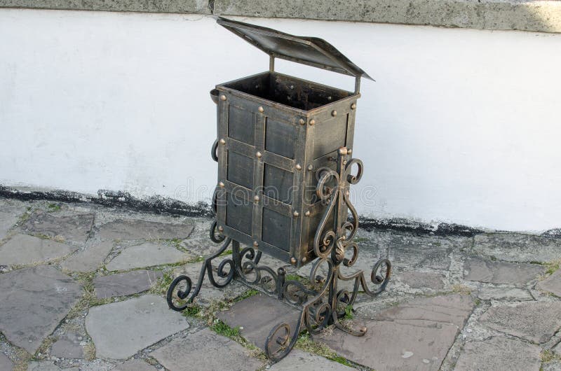 Lixeira com padrões forjados fotos de stock royalty free