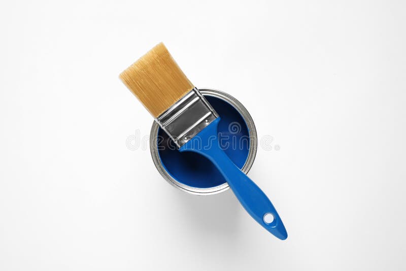 Lata de tinta e pincel de fundo branco Cor do ano 2020 Azul clássico imagem de stock royalty free Lata de tinta e pincel de fundo branco Cor do ano 2020 Azul clássico imagem de stock royalty free
