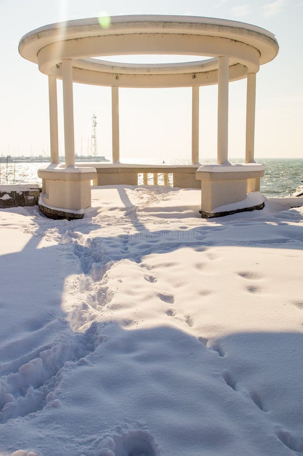 Lata gazebo w śnieżystym deptaku Pomorie w Bułgaria, zima 2017 fotografia stock Lata gazebo w śnieżystym deptaku Pomorie w Bułgaria, zima 2017 fotografia stock