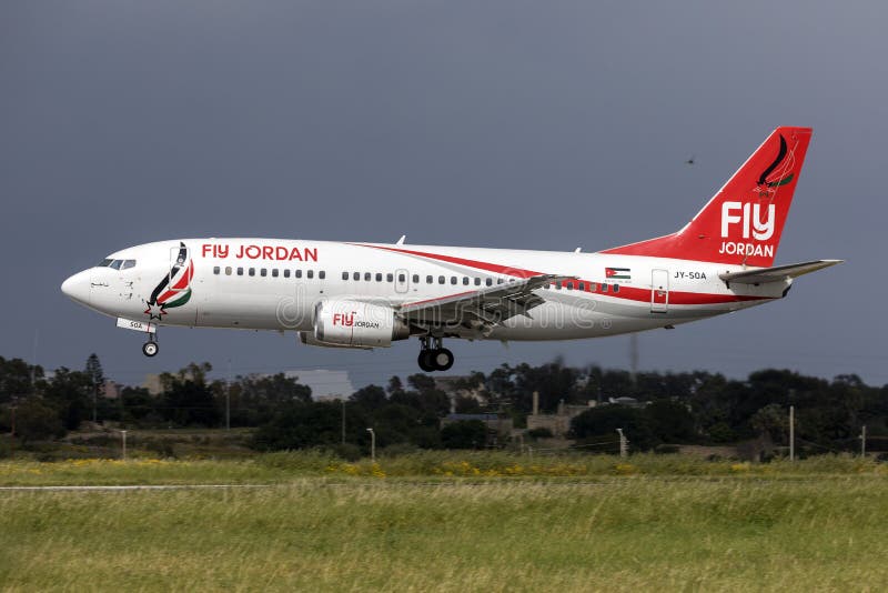 Lata Jordania 737 ląduje na pogodnym popołudniu obrazy royalty free