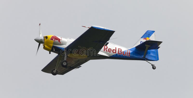 Download Latająca Byków Aerobatics Drużyna Na Airshow Zdjęcie Stock Editorial - Obraz złożonej z jethro, prędkość: 57661603