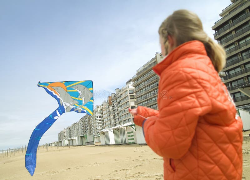 latający plażowi dziewczyny latawca young fotografia stock latający plażowi dziewczyny latawca young fotografia stock
