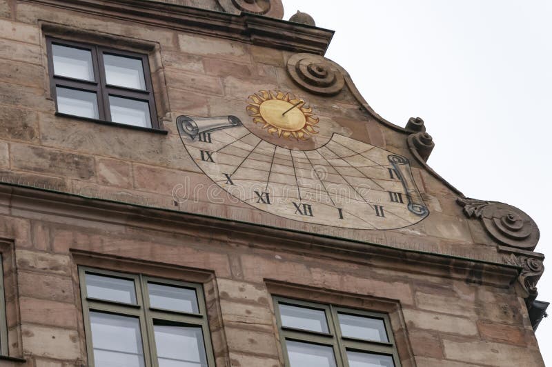 Latarni i roofline projekt na budynku w Nuremberg, Niemcy. Staromodna latarnia i dekoracyjny roofline projekt na budynku w Nuremberg, Niemcy