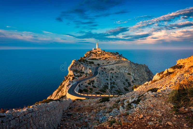 Latarnia morska nakrętka De Formentor Mallorca Hiszpania wokoło zmierzchu fotografia royalty free Latarnia morska nakrętka De Formentor Mallorca Hiszpania wokoło zmierzchu fotografia royalty free