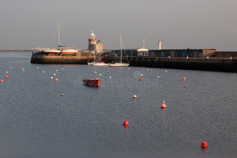 Latarnia morska przy Howth portem Howth jest połowu małym portem blisko Dublin zatoki fotografia stock Latarnia morska przy Howth portem Howth jest połowu małym portem blisko Dublin zatoki fotografia stock