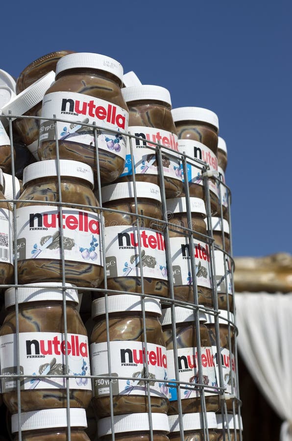 Latas vazias da pasta do chocolate do tipo mundialmente famoso imagem de stock Latas vazias da pasta do chocolate do tipo mundialmente famoso imagem de stock