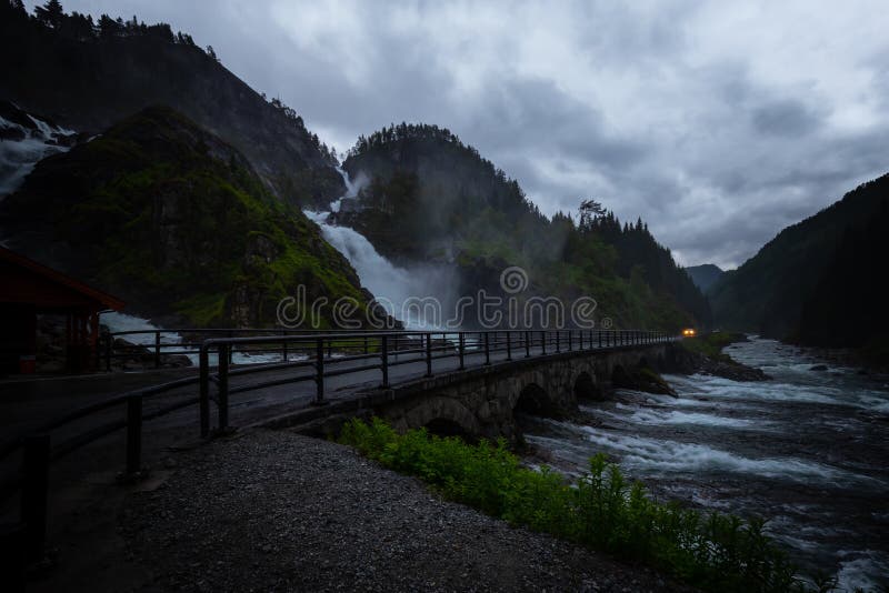 O es un cascada con encuentra en municipio en región, Noruega.