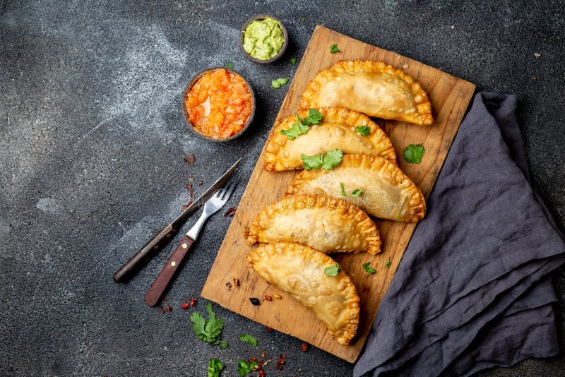 Lateinamerikanische gebratene empanadas mit Tomaten- und Avocadosoßen Beschneidungspfad eingeschlossen lizenzfreie stockfotografie Lateinamerikanische gebratene empanadas mit Tomaten- und Avocadosoßen Beschneidungspfad eingeschlossen lizenzfreie stockfotografie