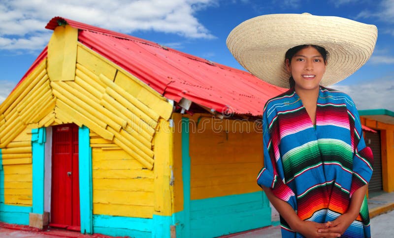 Lateinische mexikanische hispanische Sombreroponchofrau stockfotografie Lateinische mexikanische hispanische Sombreroponchofrau stockfotografie