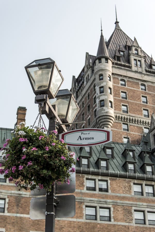 Latern floresce a parte dianteira do lugar d Armes Canadá Cidade de Quebec do sinal do patrimônio mundial famoso do UNESCO da atr fotografia de stock Latern floresce a parte dianteira do lugar d Armes Canadá Cidade de Quebec do sinal do patrimônio mundial famoso do UNESCO da atr fotografia de stock
