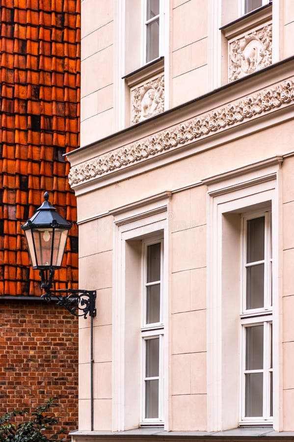 Laterne auf einer erneuerten Fassade eines Hauses, Quedlinburg lizenzfreie stockfotografie Laterne auf einer erneuerten Fassade eines Hauses, Quedlinburg lizenzfreie stockfotografie