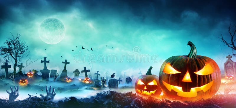 Laternen Jacks O und Zombie-Hände, die aus einem Friedhof heraus steigen lizenzfreie stockfotografie Laternen Jacks O und Zombie-Hände, die aus einem Friedhof heraus steigen lizenzfreie stockfotografie